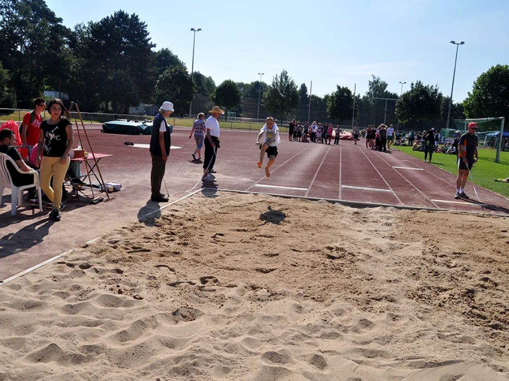 Blick über die Sandgrube auf die Anlage.